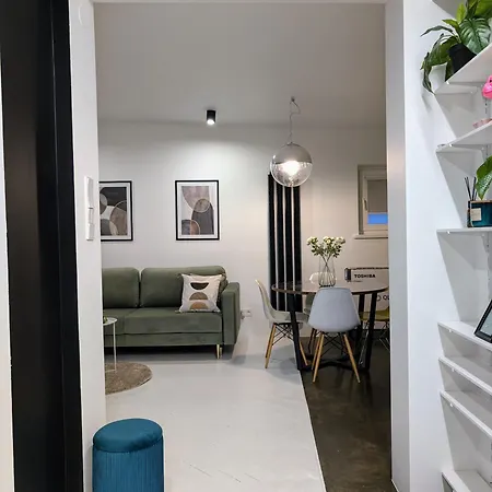 Royal Gardens Panorama By Cooee * Varšava